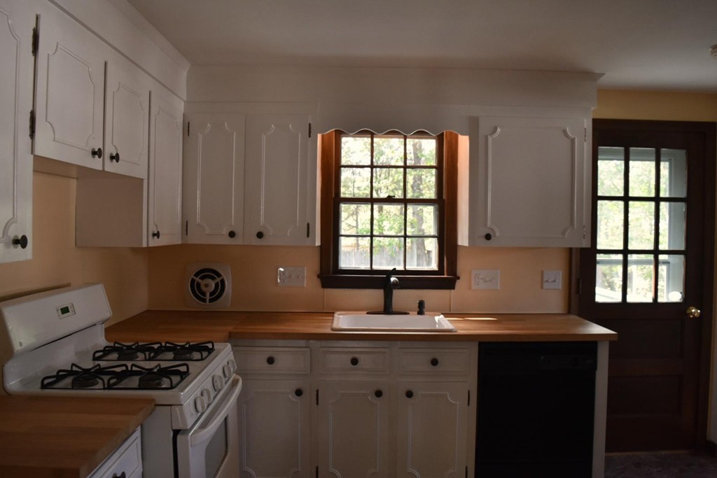 47 Niles Road Randolph, MA 02368 - Photo 3 of 6 Gallery Image 3