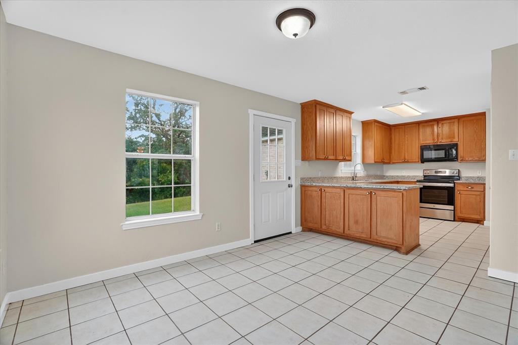 4697 Holbrook Road Springtown, TX 76082 - Photo 10 of 35