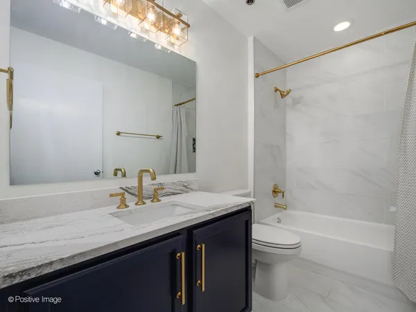 $640,000 | 360 West Illinois Street, Unit 231, Chicago, IL 60654