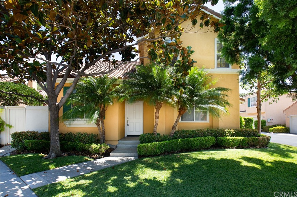 26 Le Vanto Irvine, CA 92606 - Photo 3 of 31 a front view of a house with garden