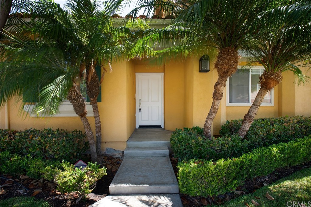 26 Le Vanto Irvine, CA 92606 - Photo 4 of 31 a front view of a house with a yard