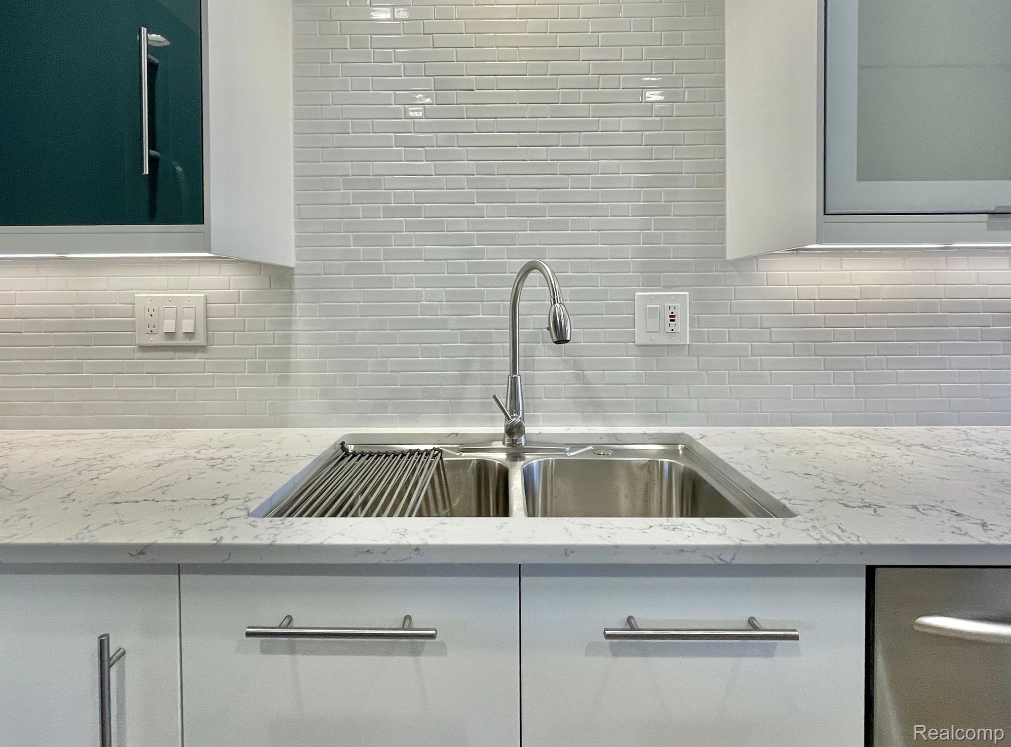 876 GreenView Court Rochester, MI 48307 - Photo 15 of 40 Quartz countertops