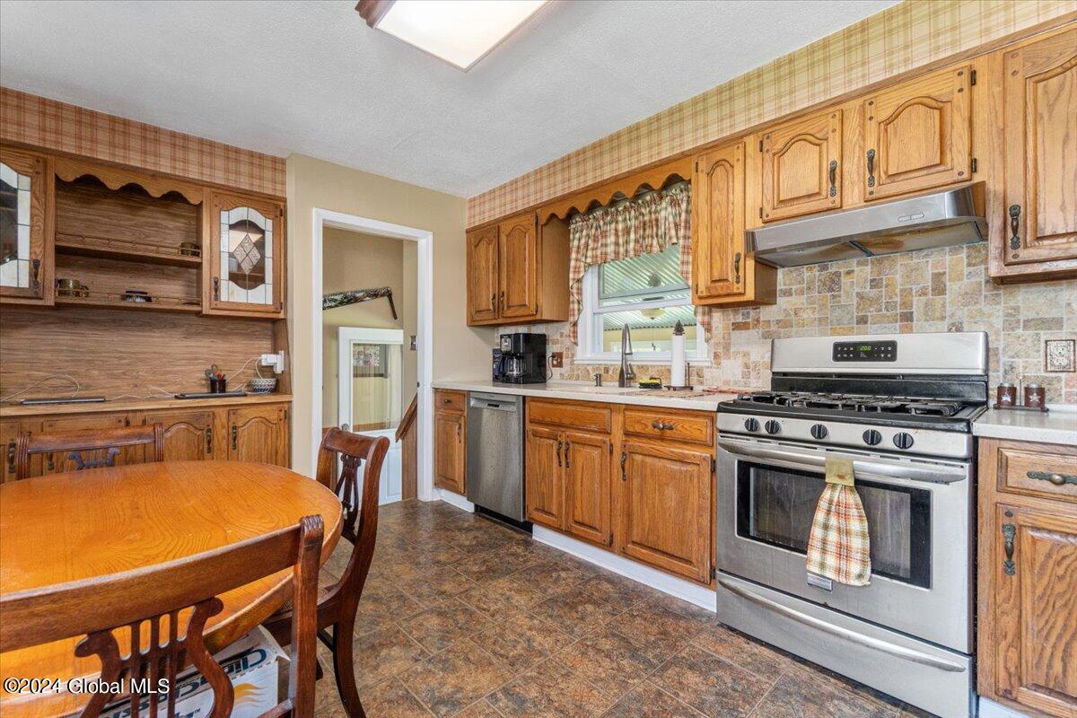 73 Glendale Road Colonie, NY 12110 - Photo 8 of 40 6