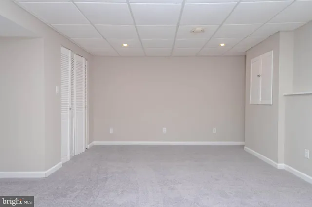 an empty room with a empty space