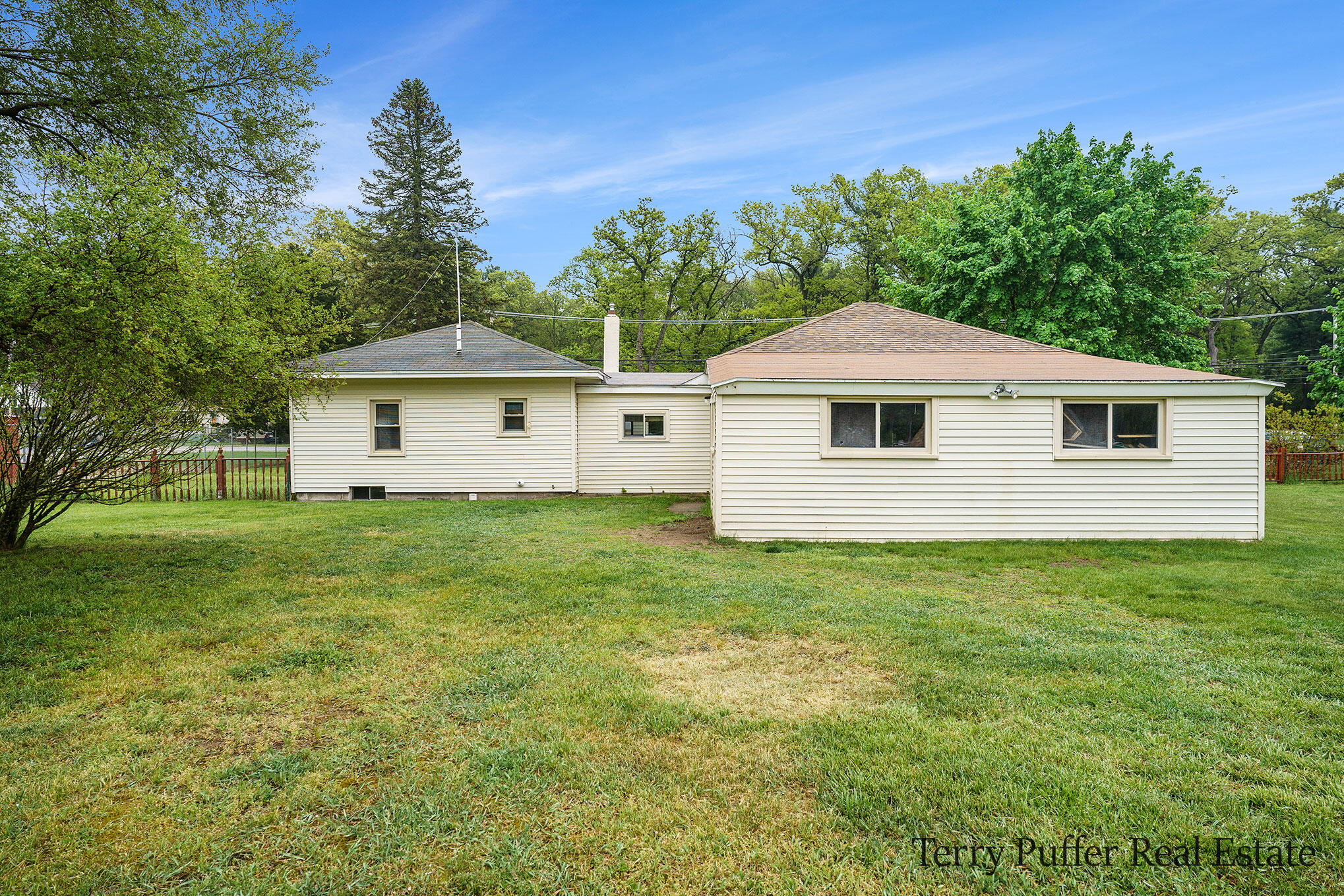 2615 Holton Road Muskegon, MI 49445 - Photo 3 of 19 DSC06331