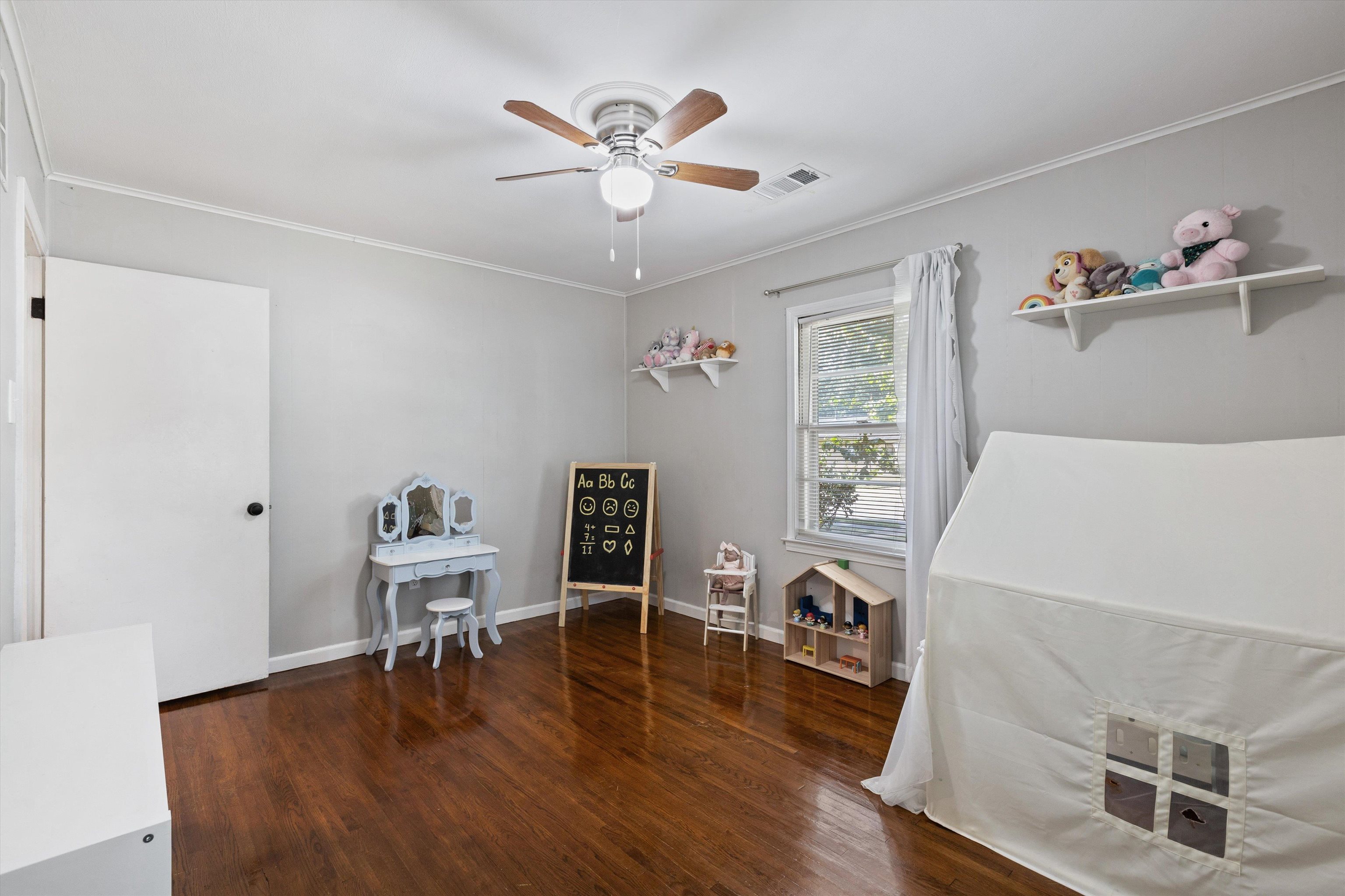 4506 Verne Road Memphis, TN 38117 - Photo 25 of 40 a living room with furniture and wooden floor