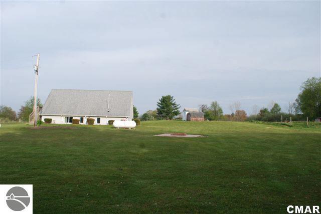 8649 West Deerfield Road Blanchard, MI 49310 - Photo 10 of 22 1772501-9.JPG