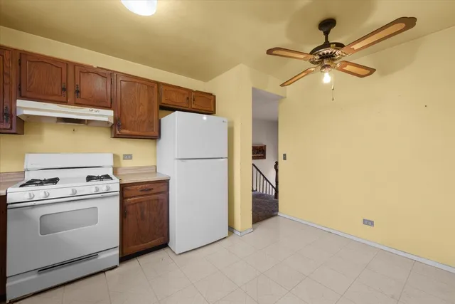 $329,900 | 2 Oakmont Court, Streamwood, IL 60107