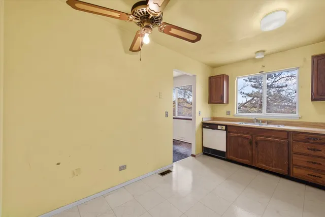 $329,900 | 2 Oakmont Court, Streamwood, IL 60107