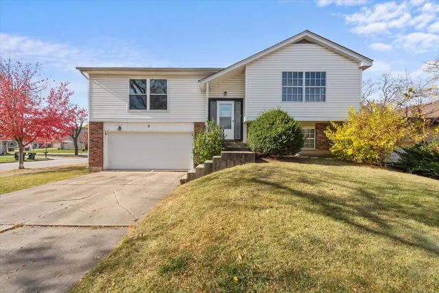 $329,900 | 2 Oakmont Court, Streamwood, IL 60107