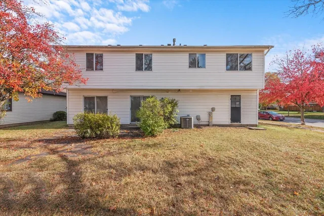 $329,900 | 2 Oakmont Court, Streamwood, IL 60107