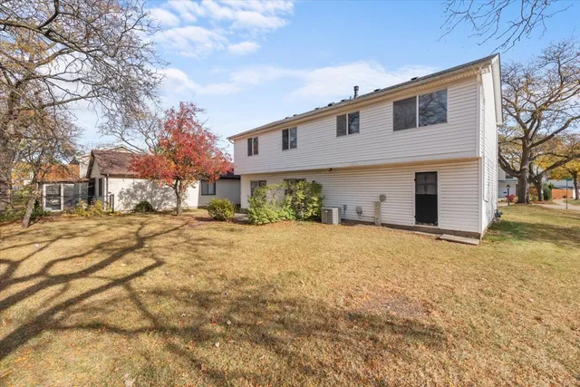 $329,900 | 2 Oakmont Court, Streamwood, IL 60107