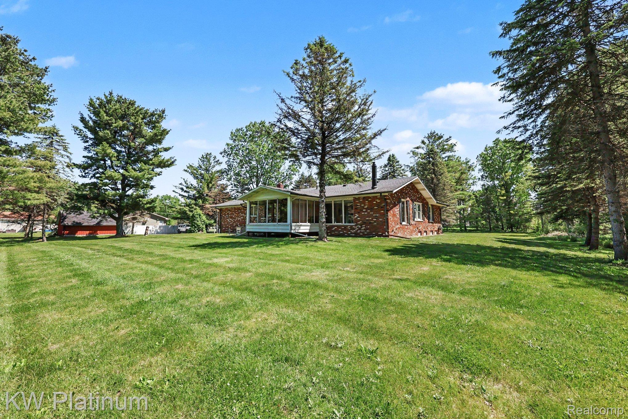 9474 Bartel Road Columbus, MI 48063 - Photo 4 of 31 004_file_3290.jpg
