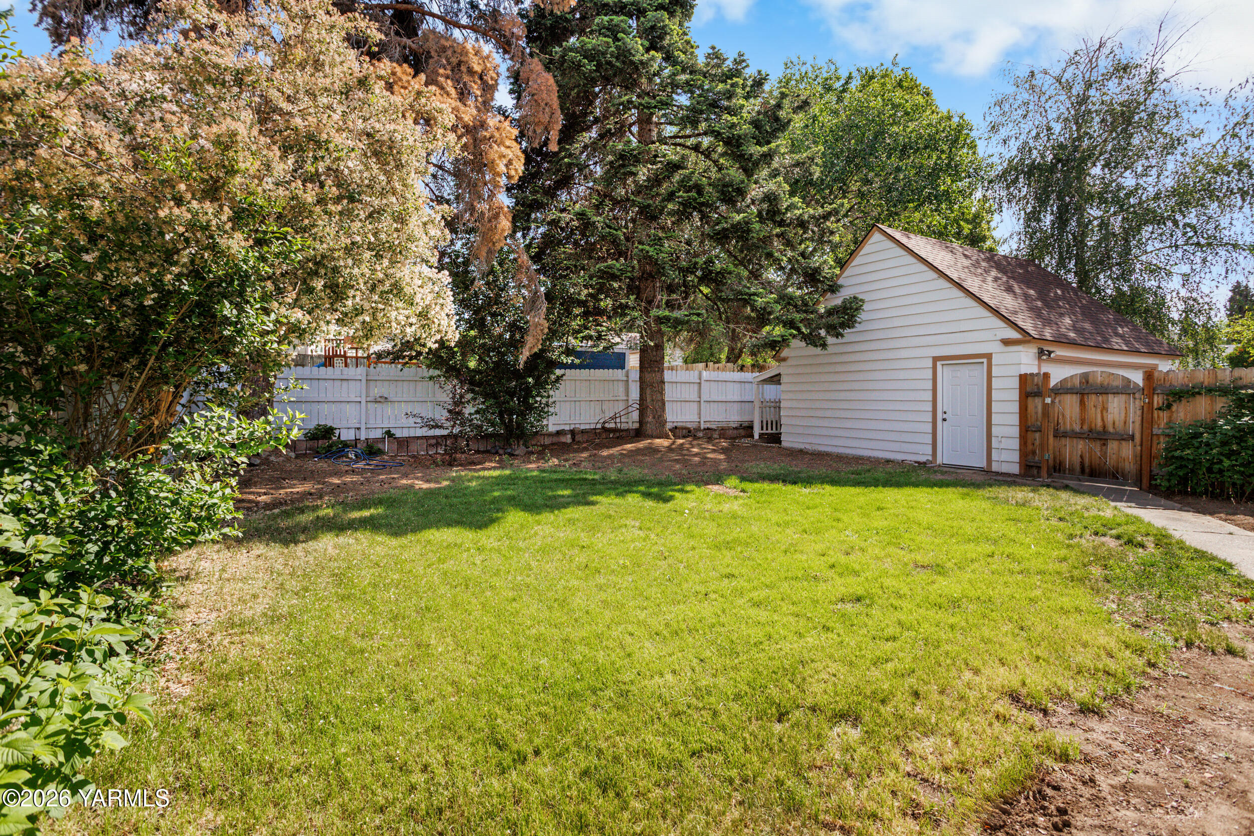 3206 Summitview Avenue Yakima, WA 98902 - Photo 33 of 48 Backyard