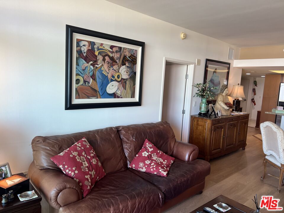 13700 Marina Pointe Drive, Unit 722 Marina del Rey, CA 90292 - Photo 14 of 52 a living room with furniture and a painting on the wall