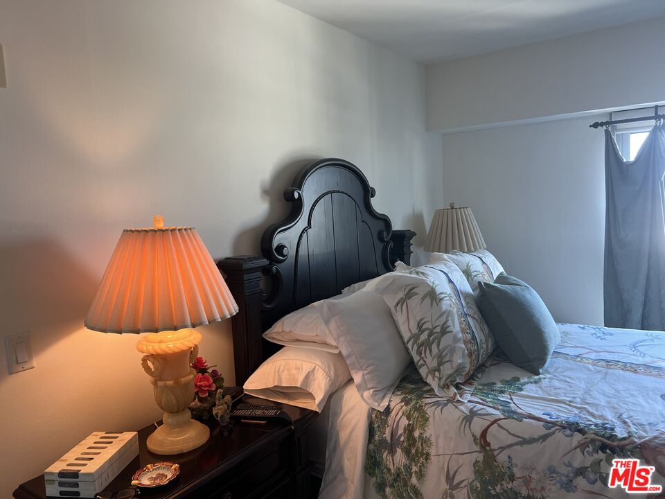 13700 Marina Pointe Drive, Unit 722 Marina del Rey, CA 90292 - Photo 20 of 52 a bedroom with two beds and a lamp on dresser