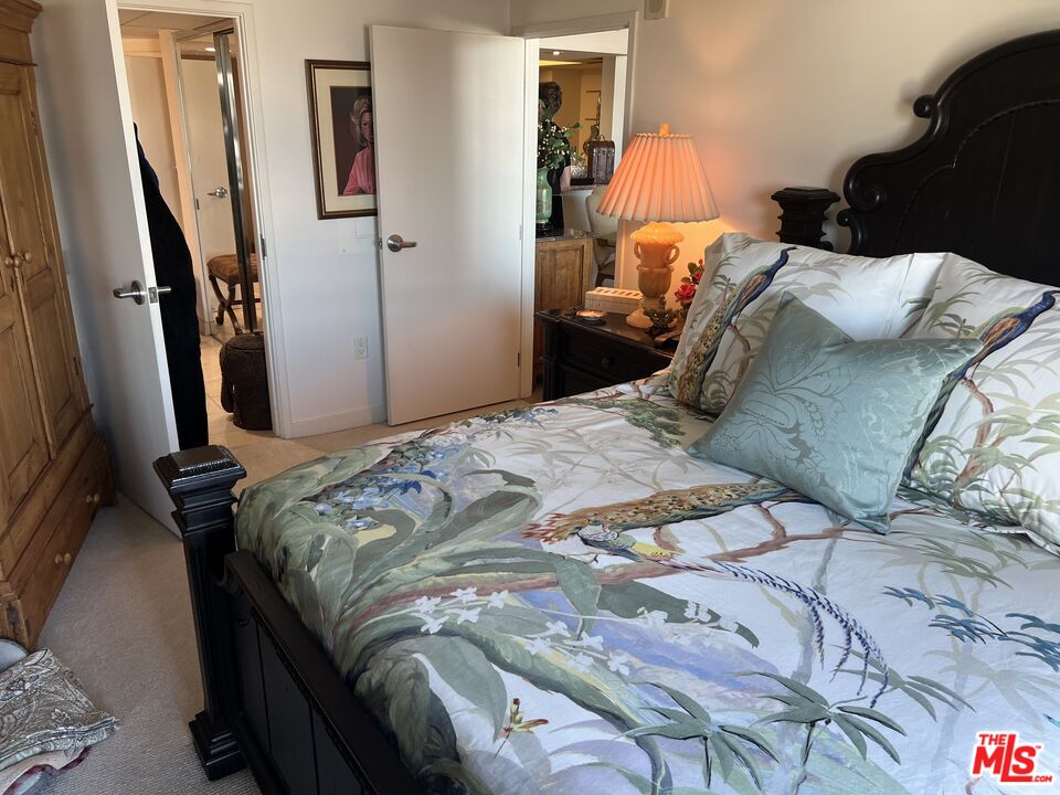 13700 Marina Pointe Drive, Unit 722 Marina del Rey, CA 90292 - Photo 22 of 52 a bedroom with a bed and a mirror