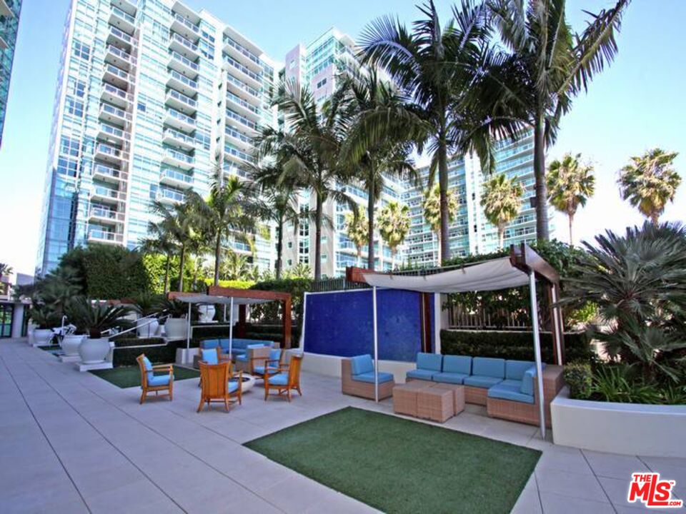 13700 Marina Pointe Drive, Unit 722 Marina del Rey, CA 90292 - Photo 28 of 52 a view of a house with backyard and sitting area