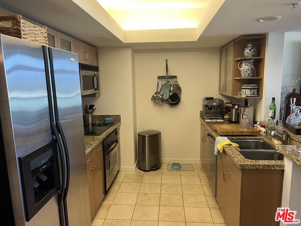 13700 Marina Pointe Drive, Unit 722 Marina del Rey, CA 90292 - Photo 7 of 52 a kitchen with a refrigerator and a stove