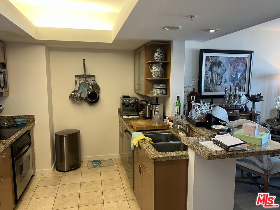 13700 Marina Pointe Drive, Unit 722 Marina del Rey, CA 90292 - Photo 8 of 52 a kitchen with a stove and a refrigerator
