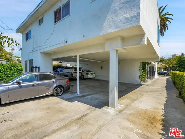 a view of a livingroom with furniture