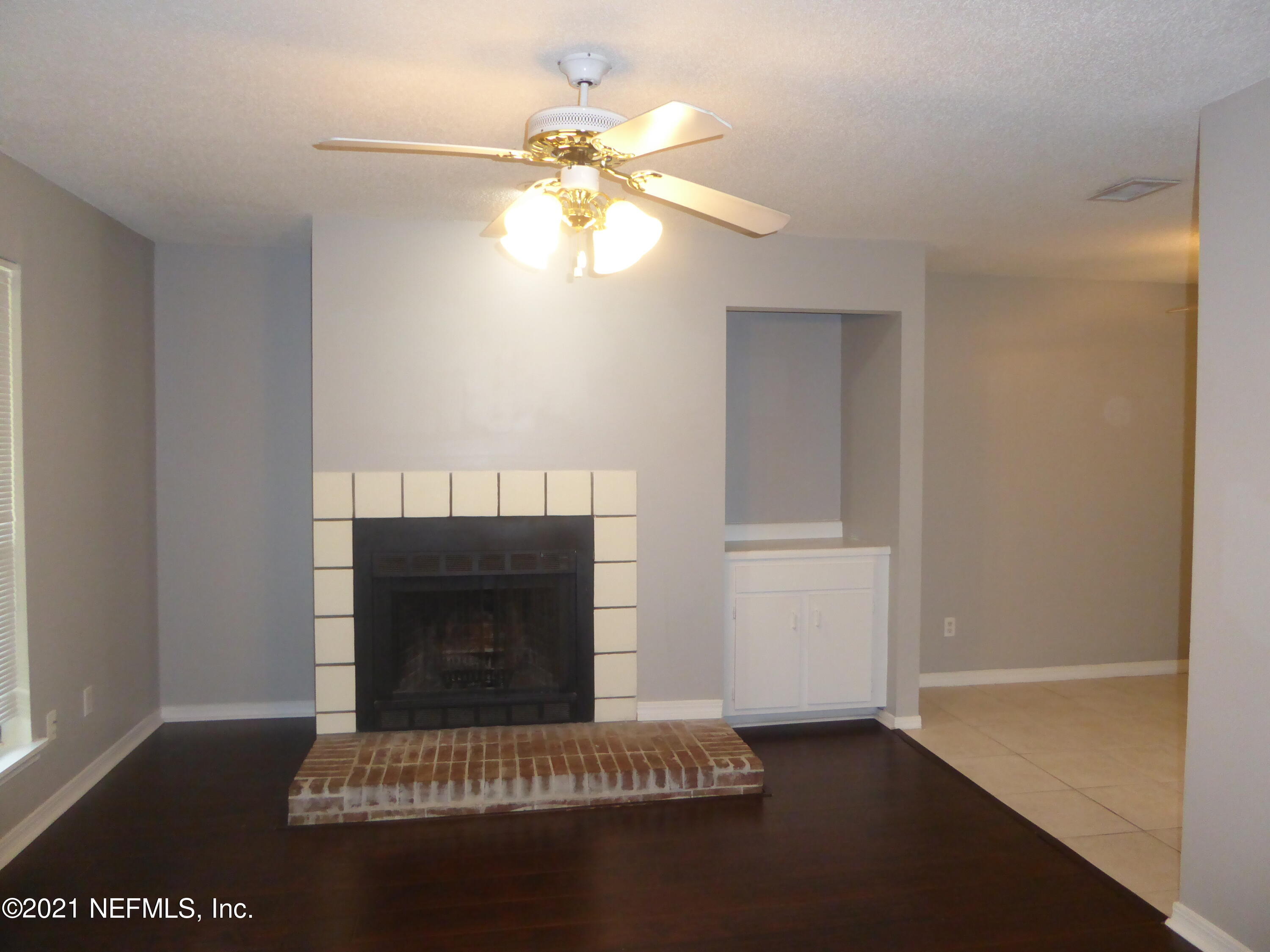 10200 Belle Rive Boulevard, Unit 120 Jacksonville, FL 32256 - Photo 8 of 14 Living Room