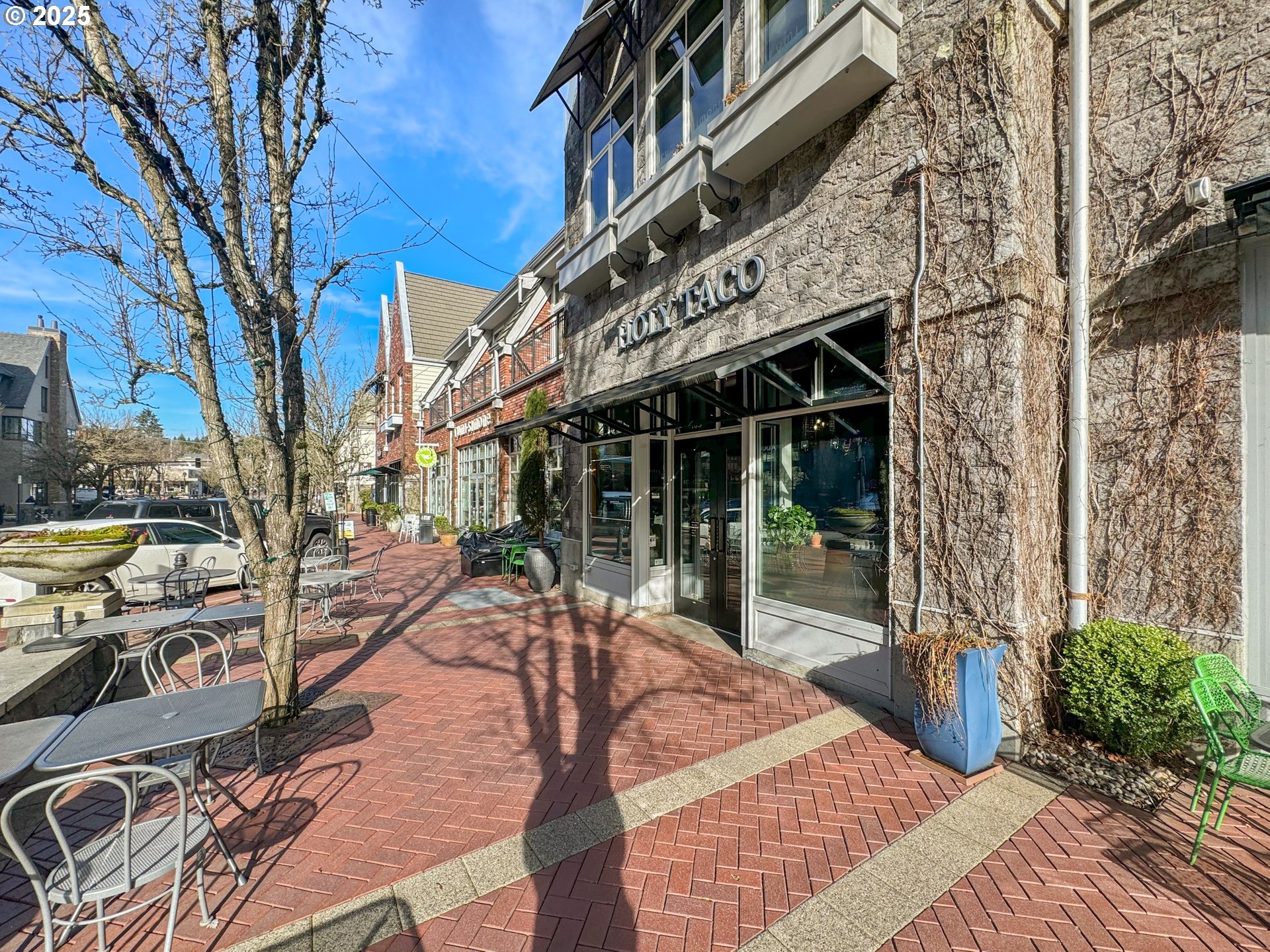 527 2nd Street Lake Oswego, OR 97034 - Photo 28 of 29 a view of a building with a outdoor space