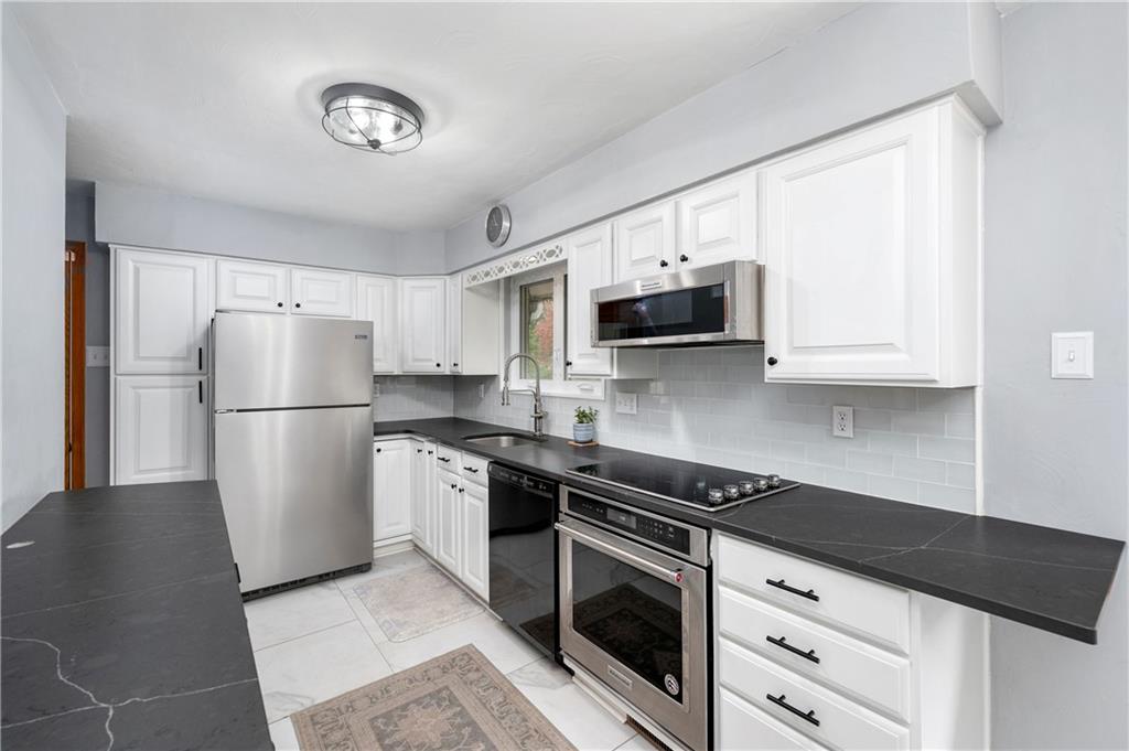 424 Brooks Road Wexford, PA 15090 - Photo 11 of 46 a kitchen with granite countertop a refrigerator stove and microwave