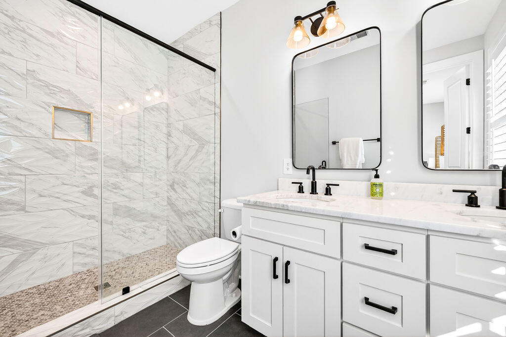 52 Aiken Street, Unit B Charleston, SC 29403 - Photo 16 of 26 primary bath