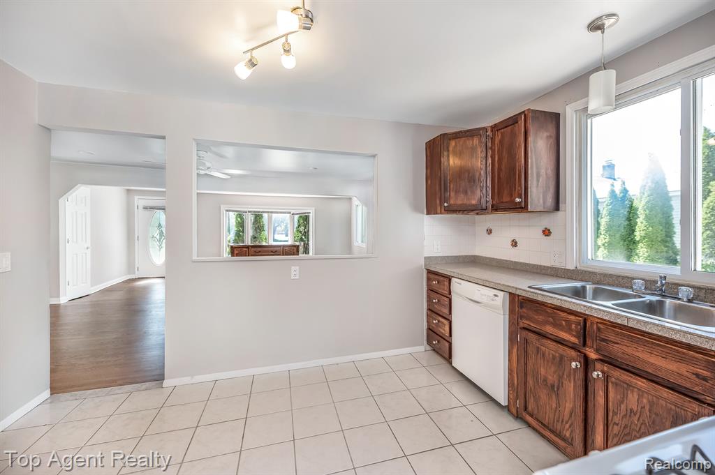 110 Wabash Road Rochester Hills, MI 48307 - Photo 12 of 35