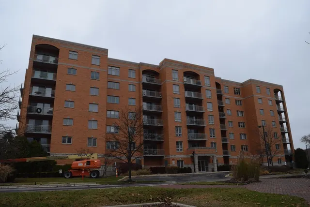 $197,600 | 6801 North Milwaukee Avenue, Unit 404, Niles, IL 60714