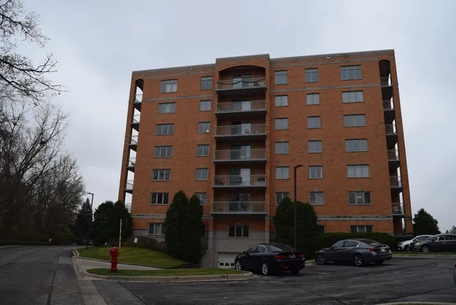 $197,600 | 6801 North Milwaukee Avenue, Unit 404, Niles, IL 60714