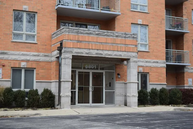 $197,600 | 6801 North Milwaukee Avenue, Unit 404, Niles, IL 60714