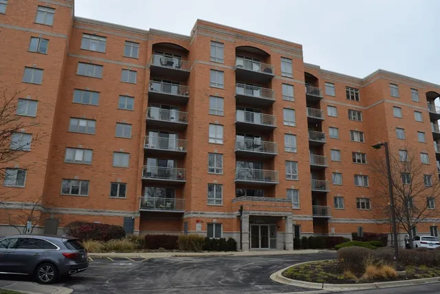 $197,600 | 6801 North Milwaukee Avenue, Unit 404, Niles, IL 60714