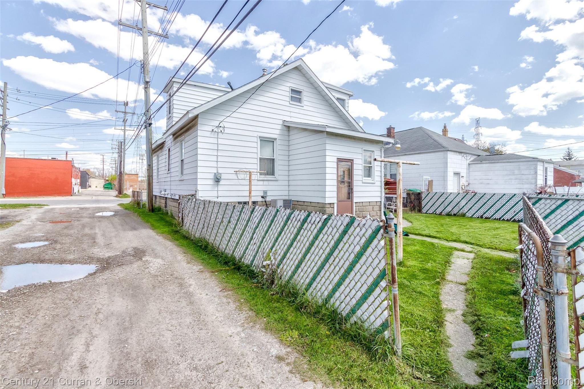 2830 William R Street Trenton, MI 48183 - Photo 25 of 29 31.jpg