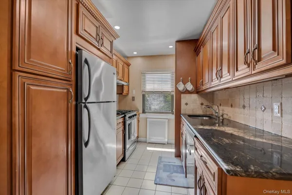 $209,000 | 1195 East Broadway, Unit L23, Hewlett, NY 11557