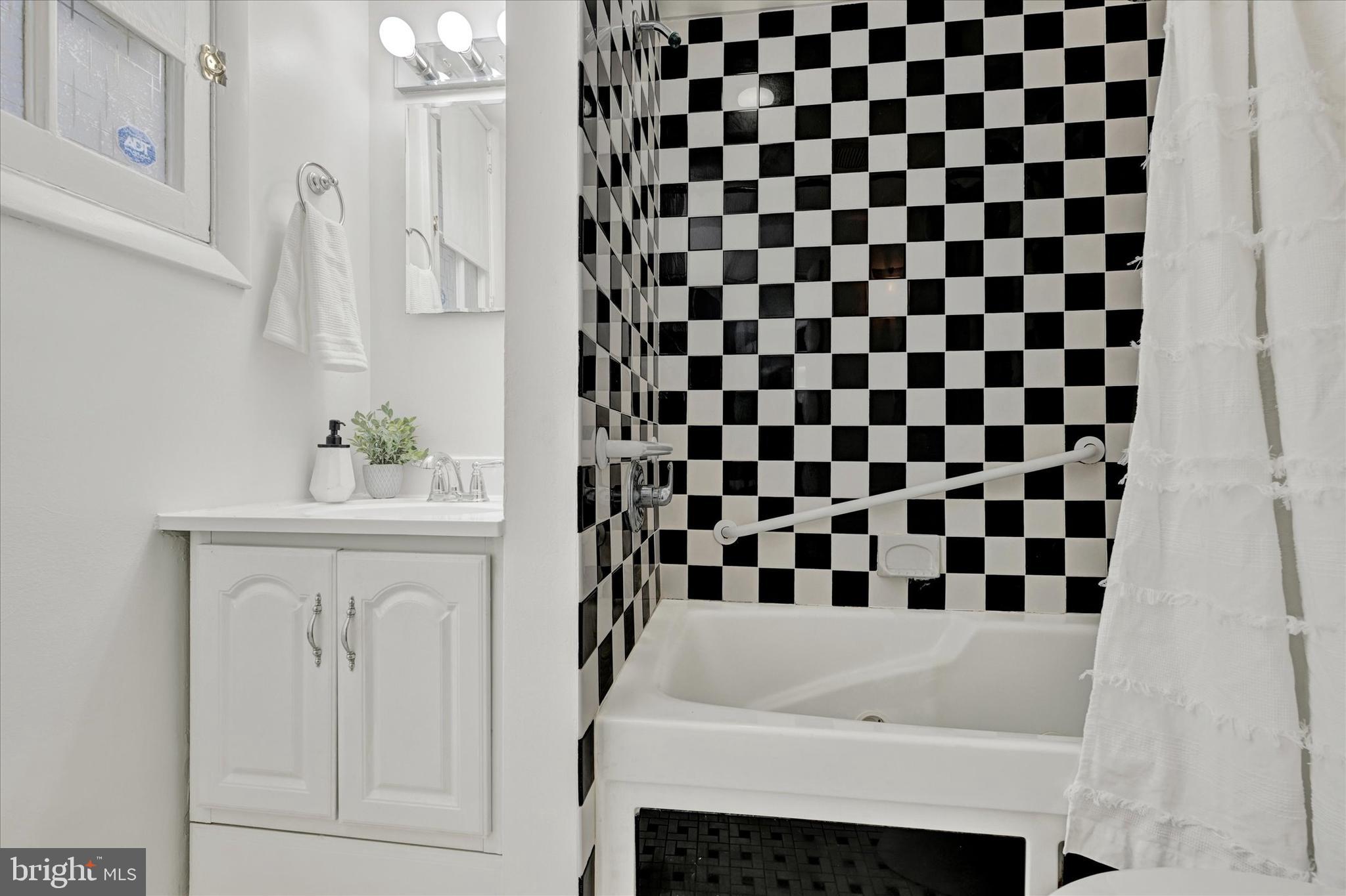 220 Stony Run Lane, Unit DG Baltimore, MD 21210 - Photo 8 of 13 a bathroom with a sink and a bathtub