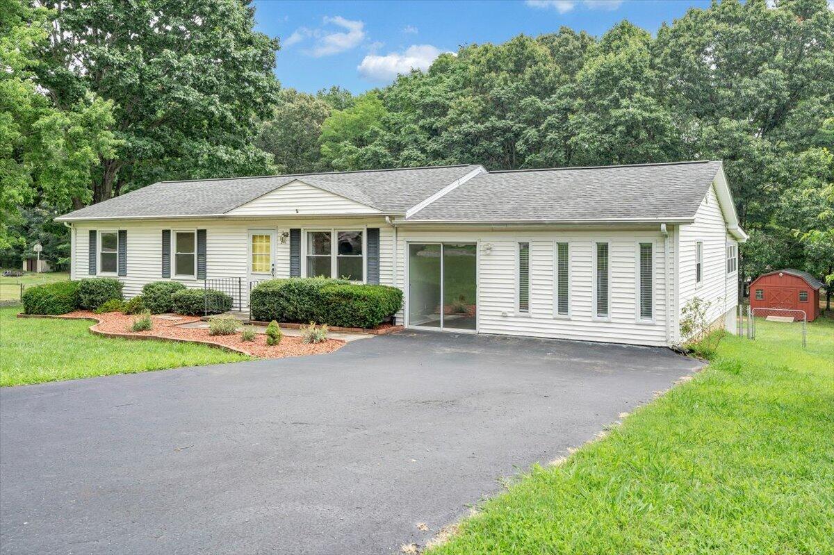 941 Martin McNeil Road Salem, VA 24153 - Photo 2 of 25 02-MIB04364-R5A