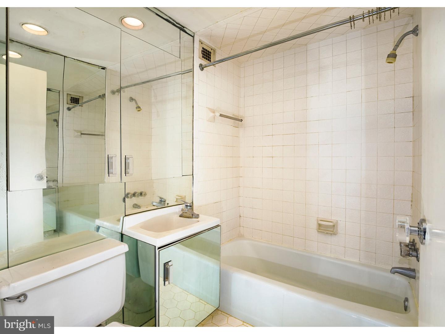 1810 Rittenhouse Square, Unit 811 Philadelphia, PA 19103 - Photo 9 of 17
