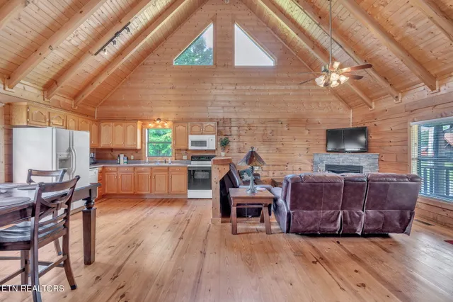 $325,000 | 319 Four Mile Creek Road, Deer Lodge, TN 37726