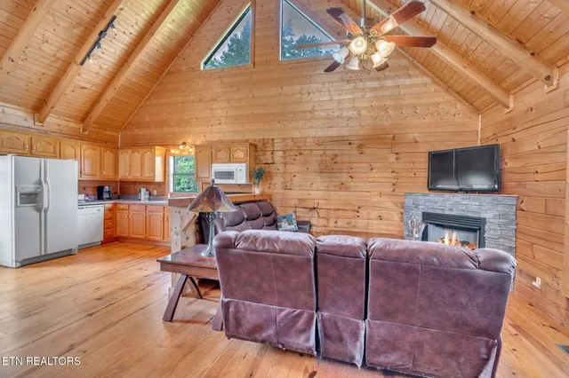 $325,000 | 319 Four Mile Creek Road, Deer Lodge, TN 37726