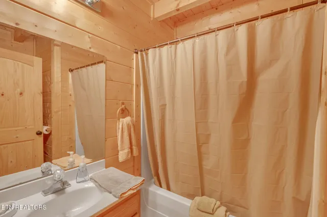 $325,000 | 319 Four Mile Creek Road, Deer Lodge, TN 37726