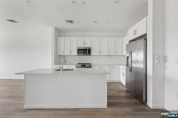 $2,700 | 2 Executive Drive, Unit 803, Fort Lee, NJ 07024