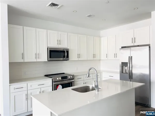 $2,700 | 2 Executive Drive, Unit 803, Fort Lee, NJ 07024