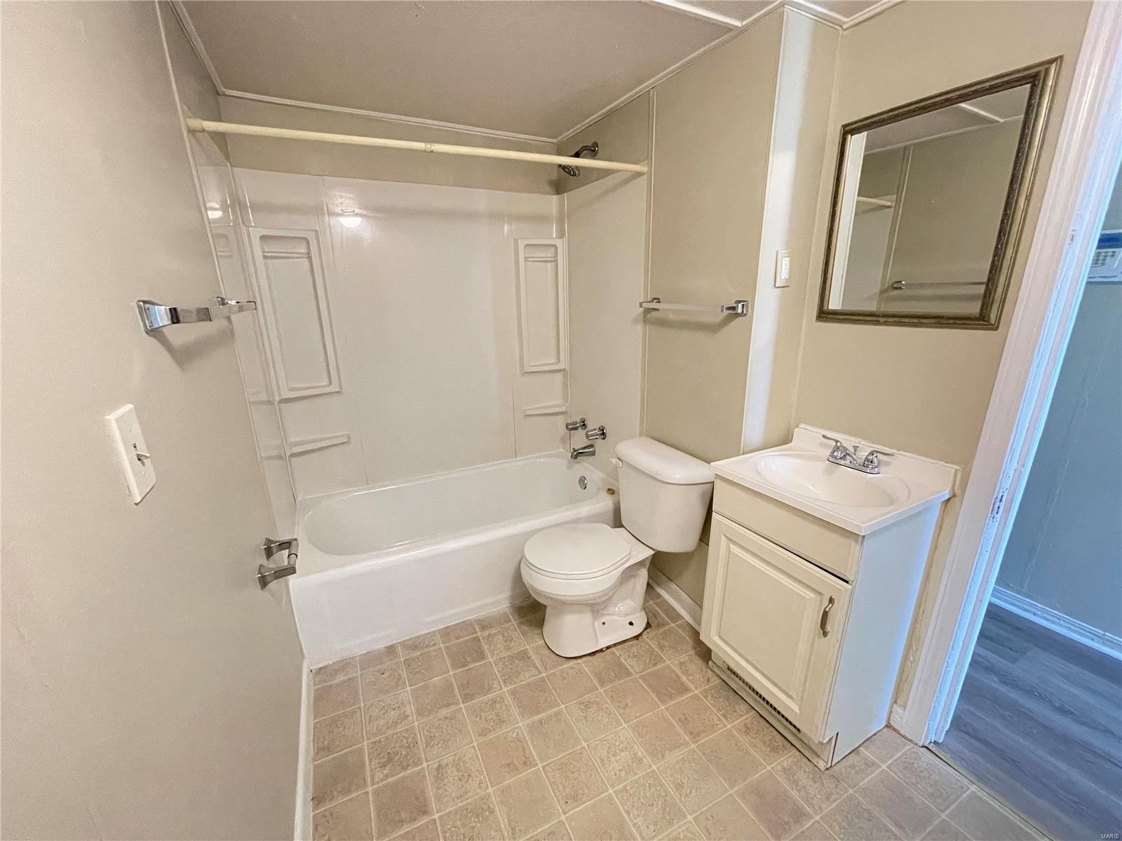 2821 Old Hanley Road St. Louis, MO 63114 - Photo 8 of 11 Gallery Image 8
