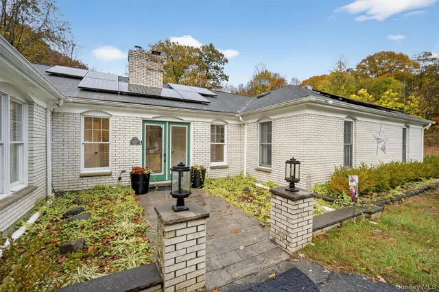 a view of backyard of the house