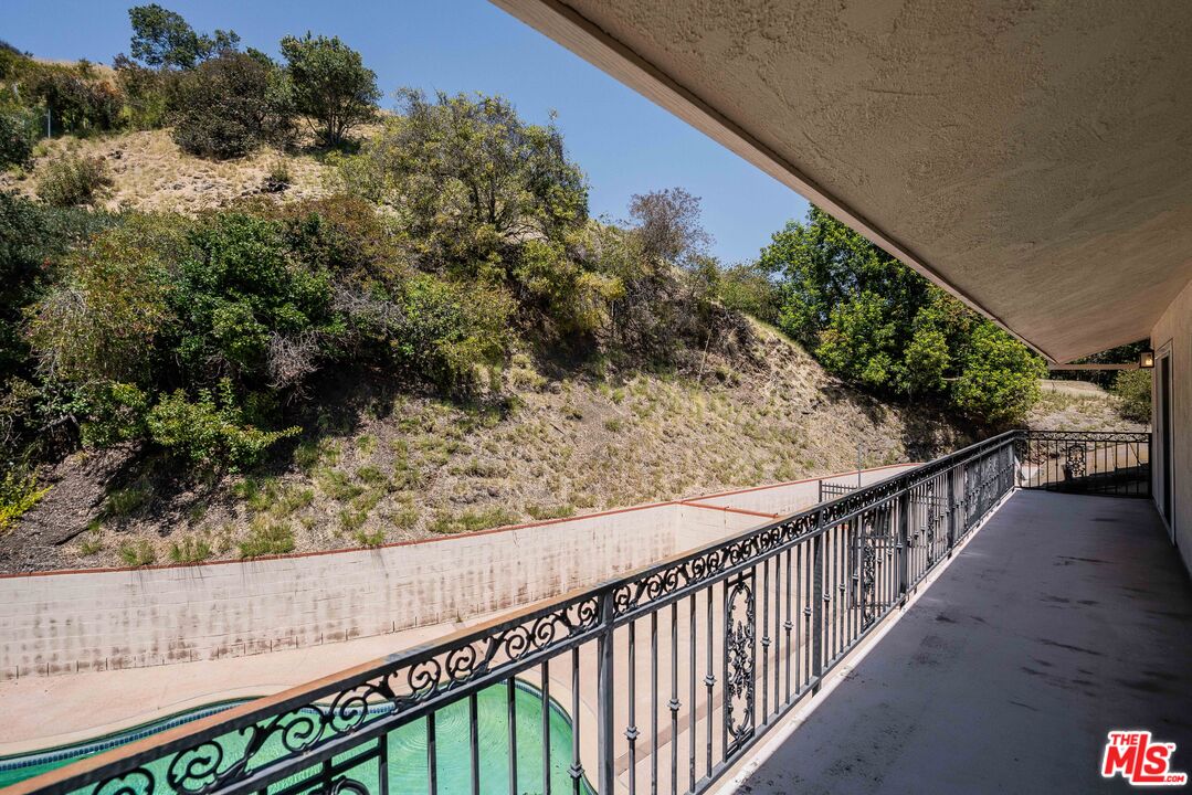 1181 Somera Road Los Angeles, CA 90077 - Photo 40 of 40 a view of a balcony with wooden fence