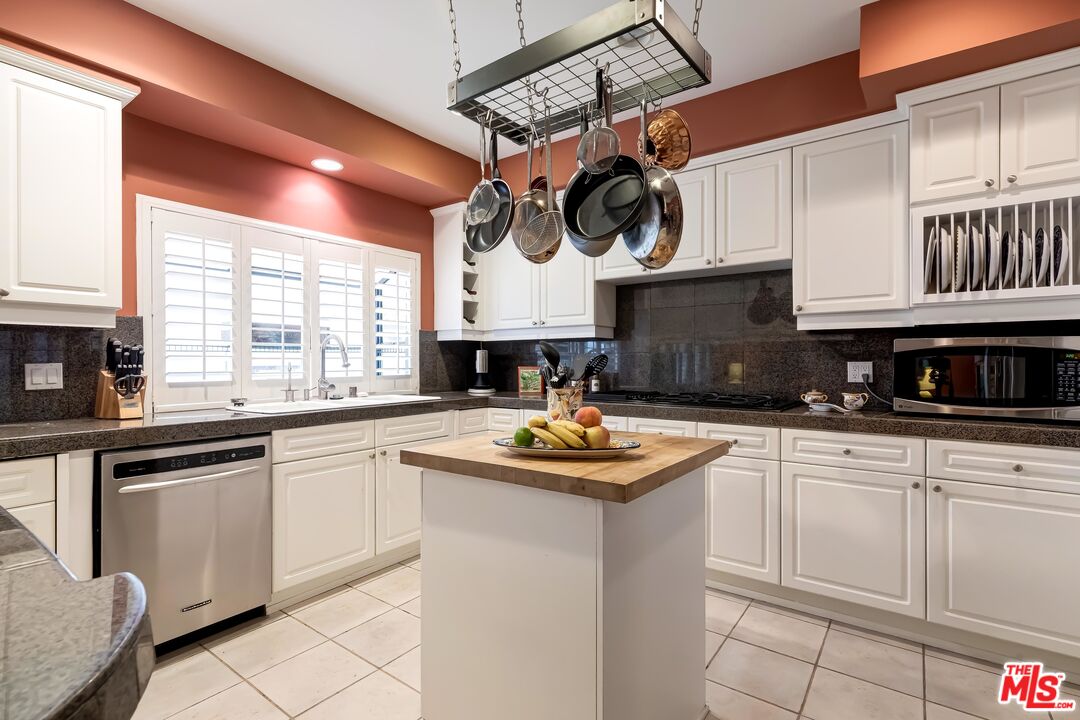 2311 Roscomare Road, Unit 18 Los Angeles, CA 90077 - Photo 23 of 50