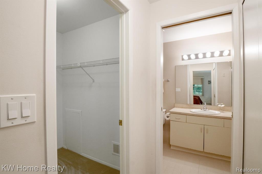 29691 Pine Ridge Circle Farmington Hills, MI 48331 - Photo 23 of 39