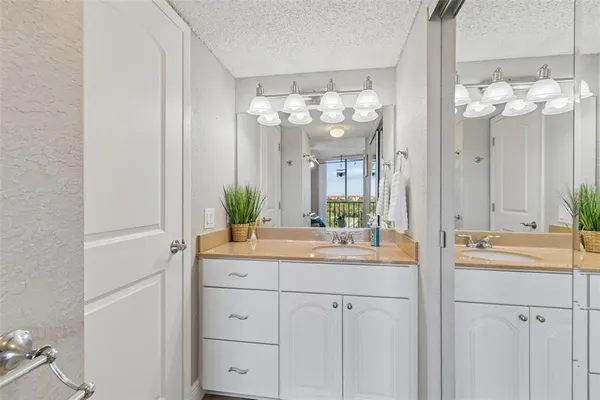 $2,250 | 900 Cove Cay Drive, Unit 5F, Clearwater, FL 33760